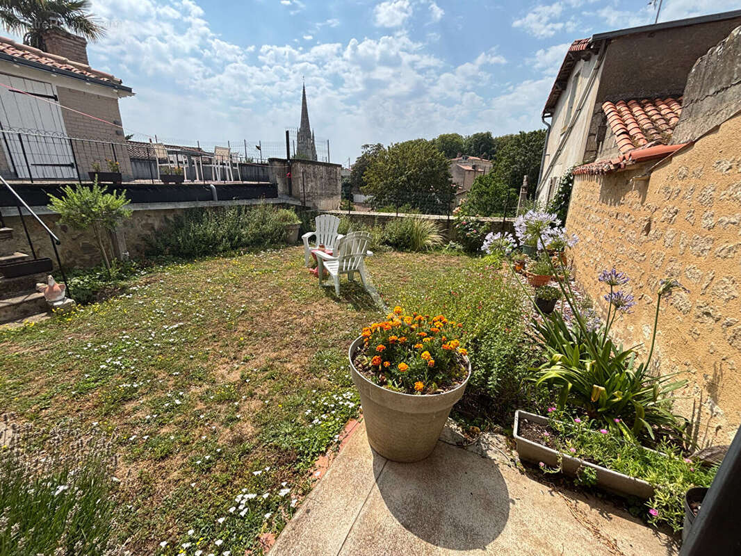 Ensemble immobilier à Fontenay Le Comte - photo 3