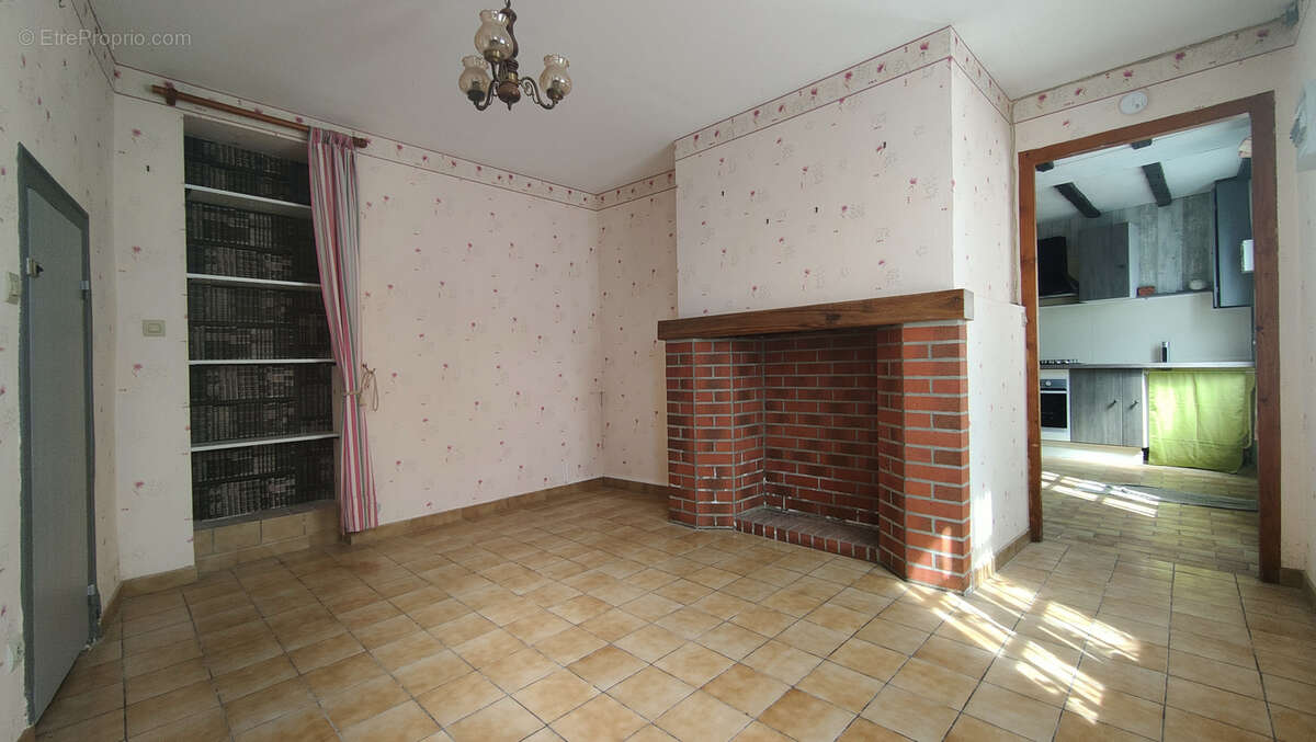 Plein centre ville, tres belle maison ancienne renovee avec trois chambres proche toutes commodites - photo 3