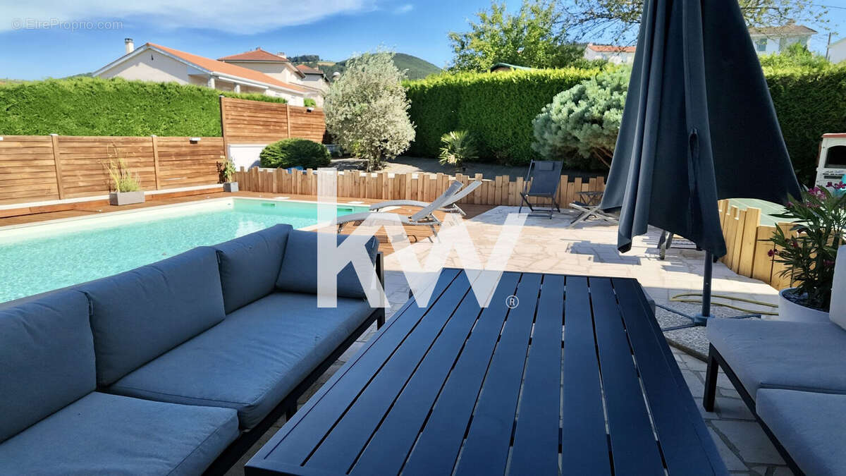 Maison 170 m² à Le Chambon-Feugerolles  - photo 2