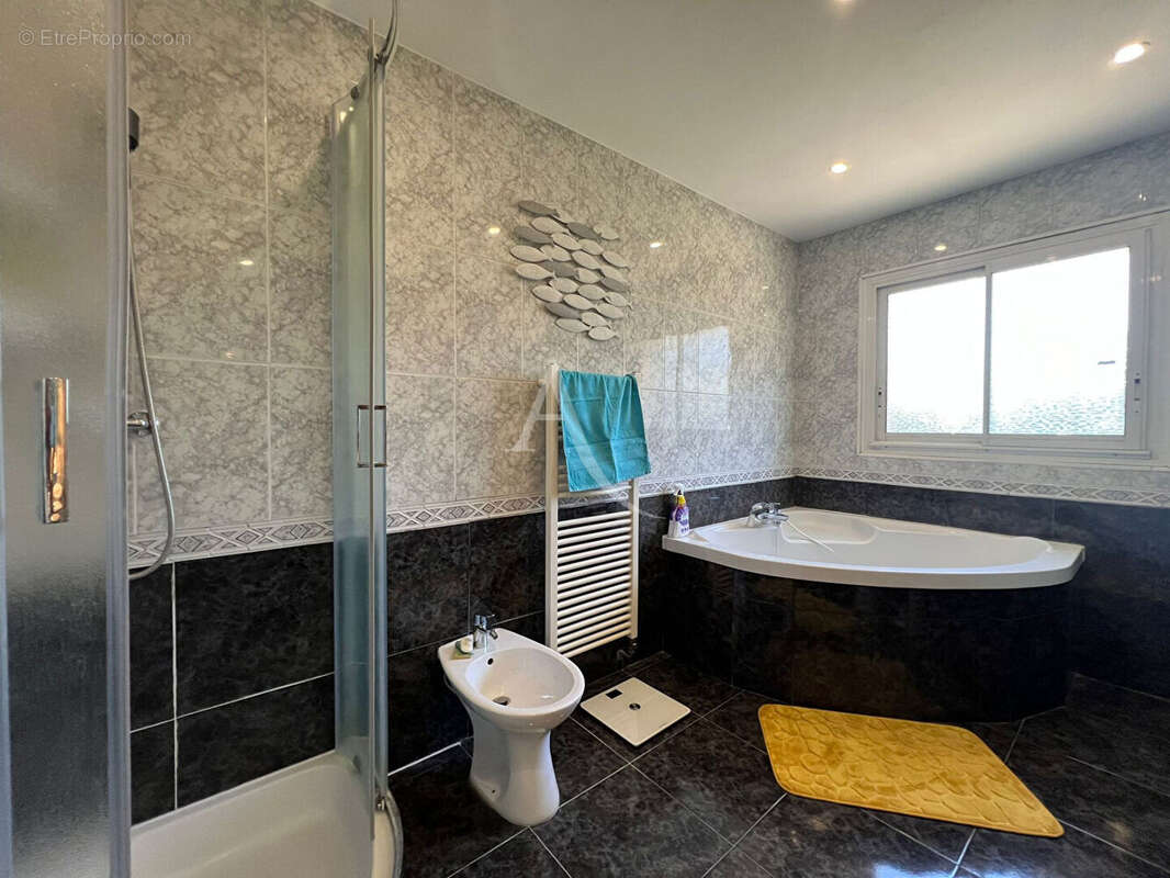 Maison Fabrègues 195 m² avec T2 indépendant de 62 m² - Garage de 60 m²-Grand terrain - photo 11