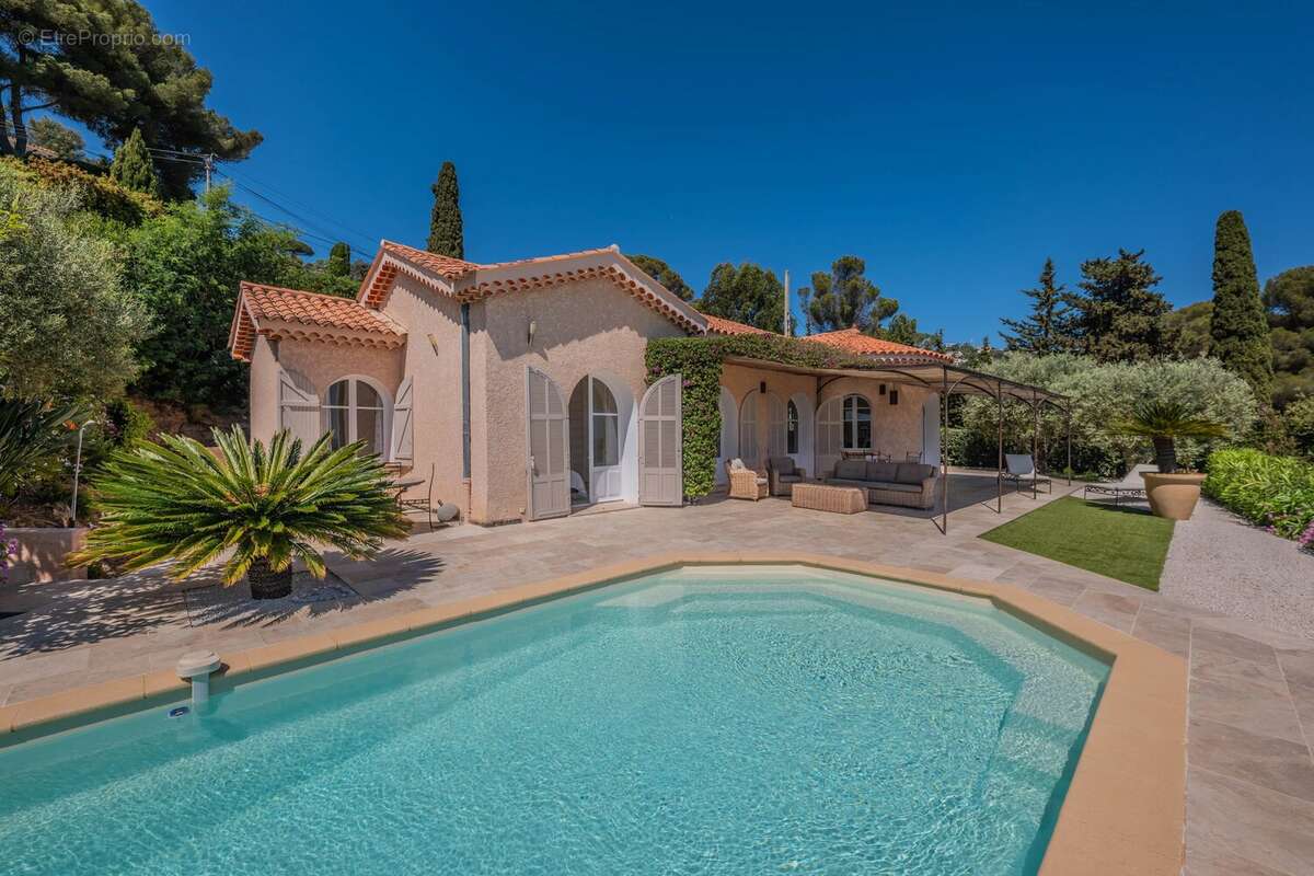 LES ISSAMBRES : Villa tout à pied avec vue mer exceptionnelle - photo 11