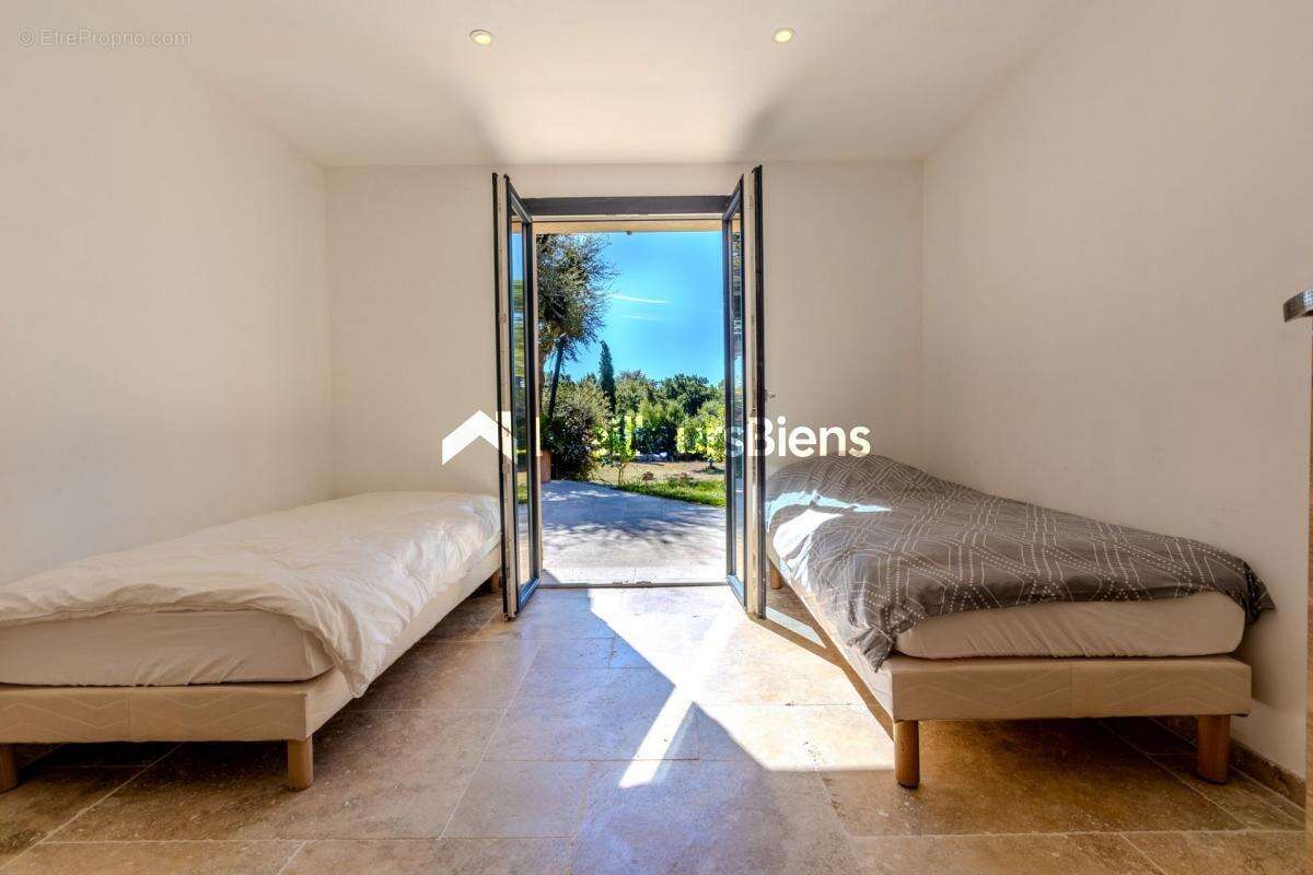 Maison à ROQUEBRUNE-SUR-ARGENS