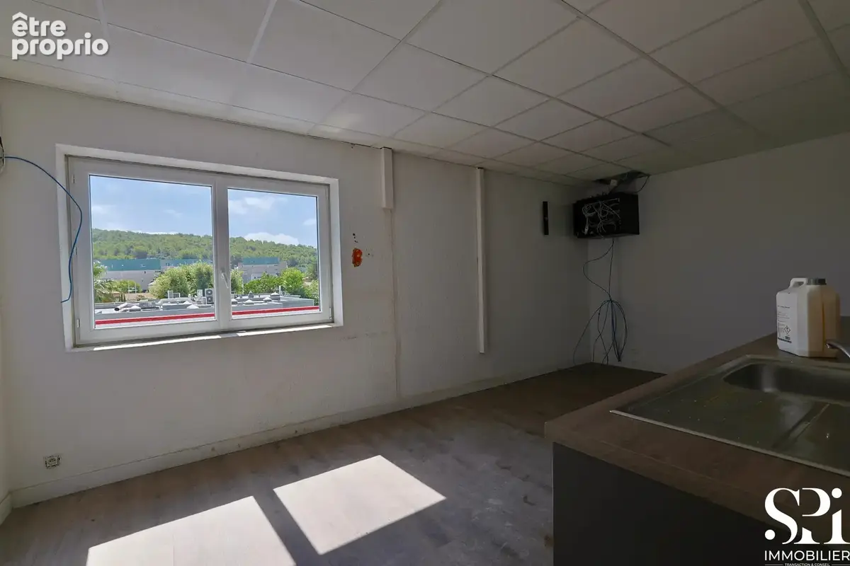Murs commerciaux libres de 738 m2 à LA VALETTE DU VAR : 2 plateaux modulables, rampe véhicules, parking. Idéal - photo 10