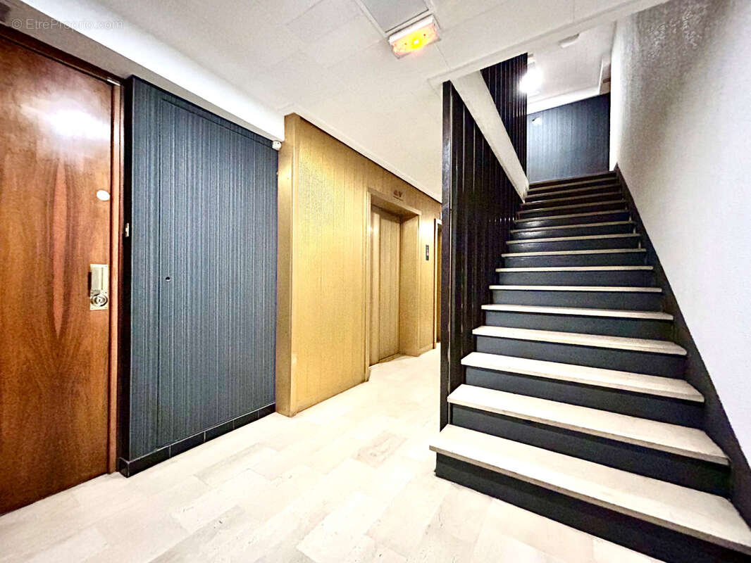 GRENOBLE - T2 de 55m2 en étage élevé avec grand balcon et garage en sous-sol. - photo 15