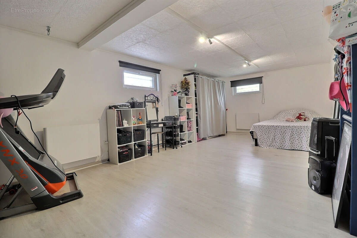 CHAMPFORGEUIL, maison familiale de 180 m² (6 chambres) avec terrain - photo 11
