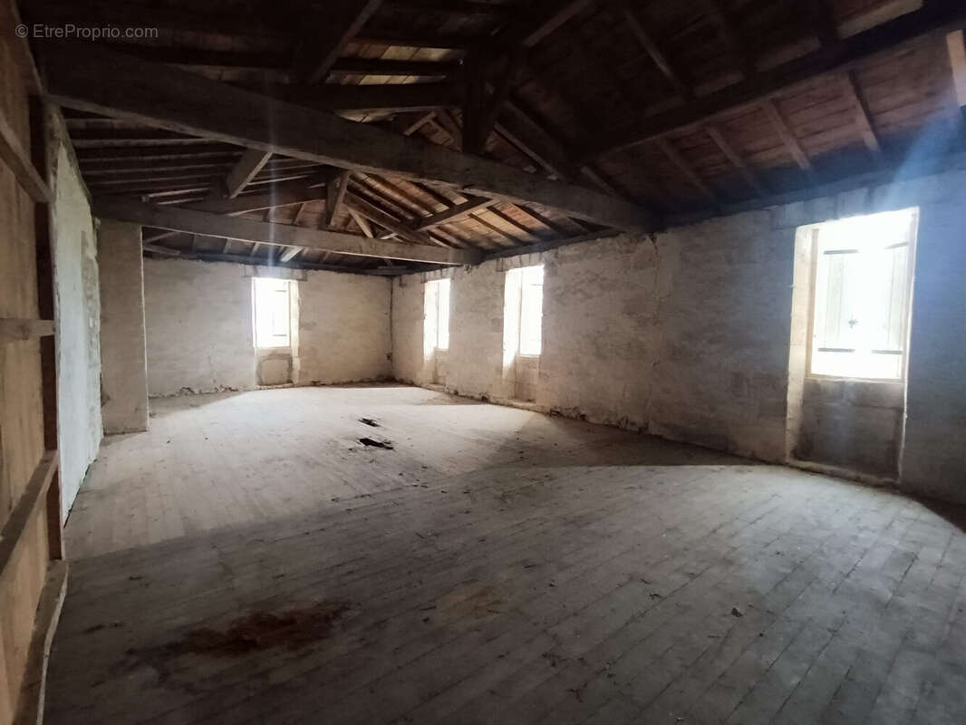 Maison 320 m² à Saint-Martin-Du-Bois  - photo 5