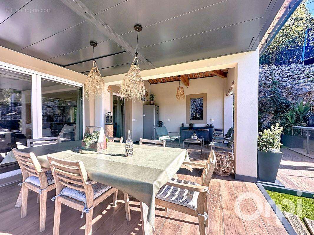 Maison à LA ROQUETTE-SUR-VAR