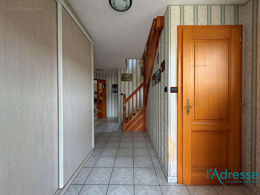 Maison familiale - 6 pièces - environ 733m² de terrain - photo 2