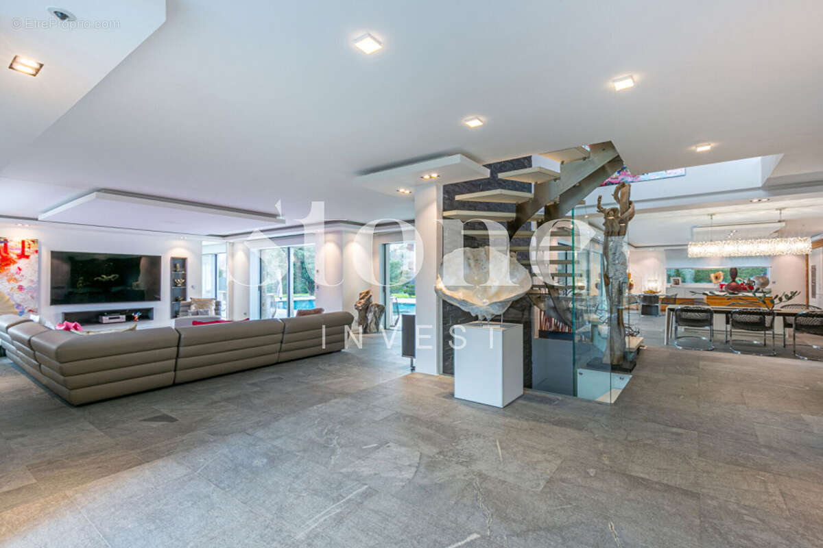 Villa de prestige, avec piscine, implanté sur un terrain de 2521 m² - photo 3