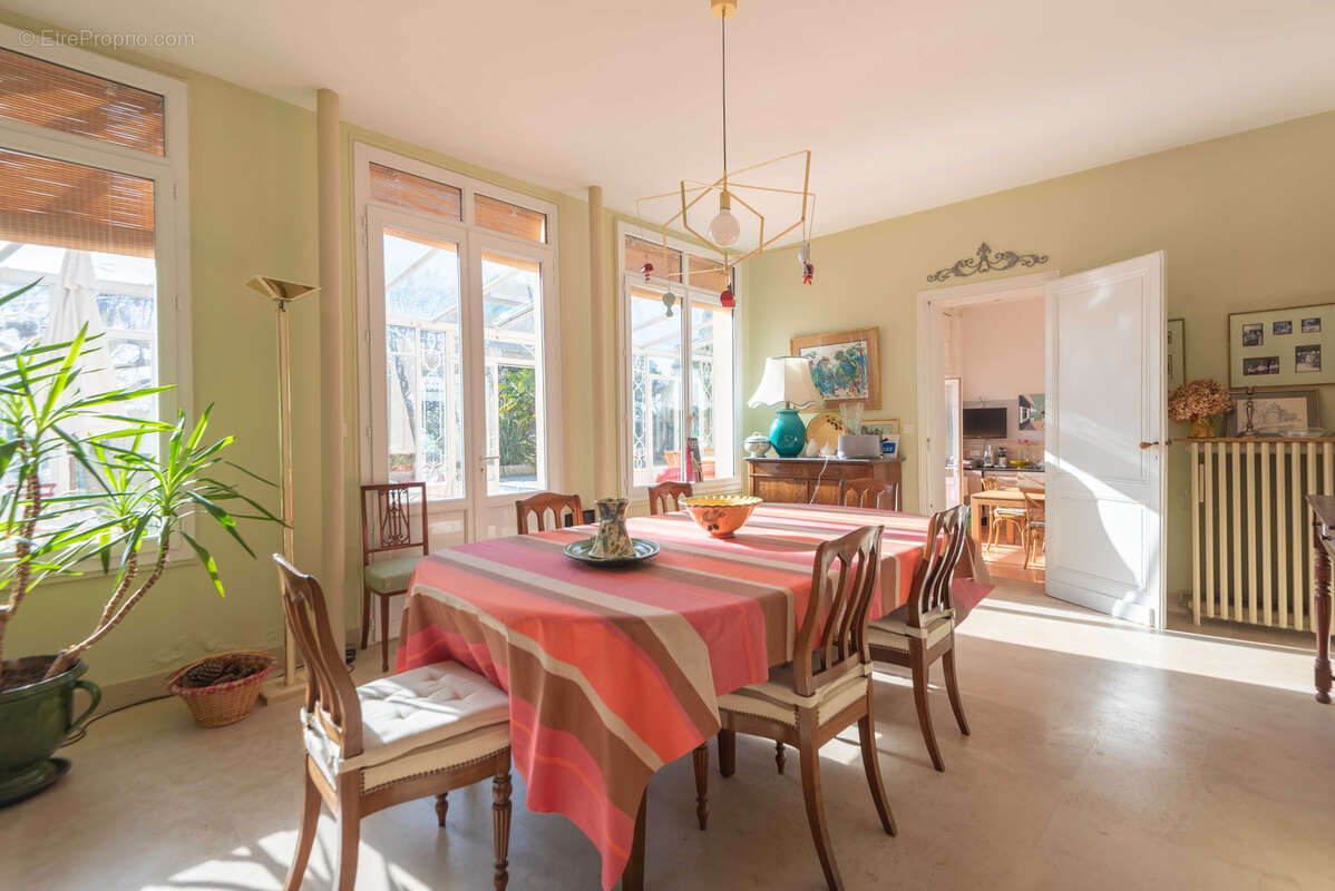 Demeure en pierre - 310 m2 - 5 ch - maison d'amis de 50 m2 - parc de 2386 m2 - photo 10