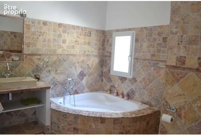 Villa avec piscine et dépendance aménagée sur 8000 m² de terrain clos et arboré. - photo 10