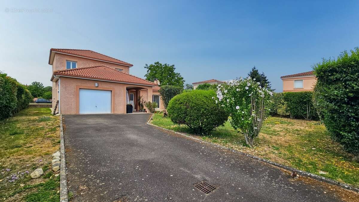 Maison à vendre 5 pièces, 4 chambres avec jardin et garage à LALOUBERE (65) - photo 3