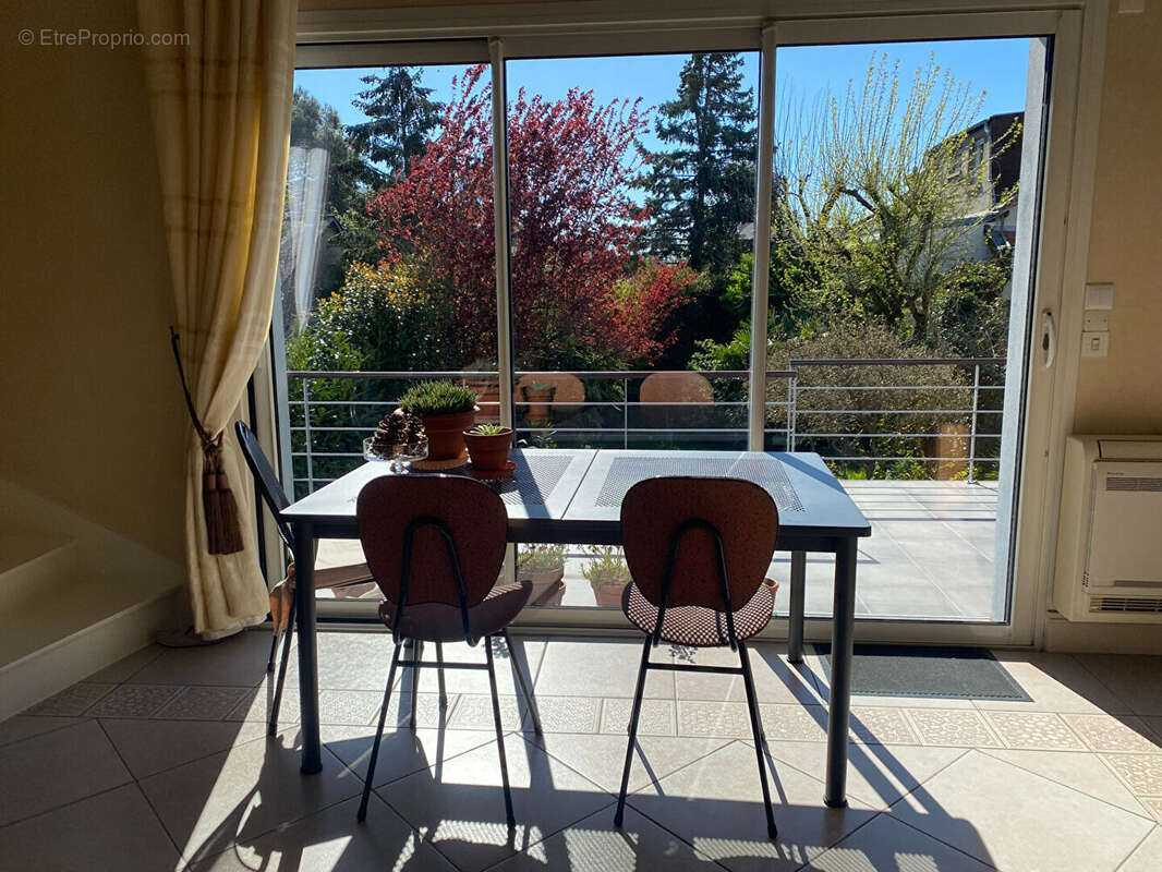 Maison contemporaine de 160 m²  au sol sur une parcelle de 360 m² orientée Sud avec garage. - photo 6