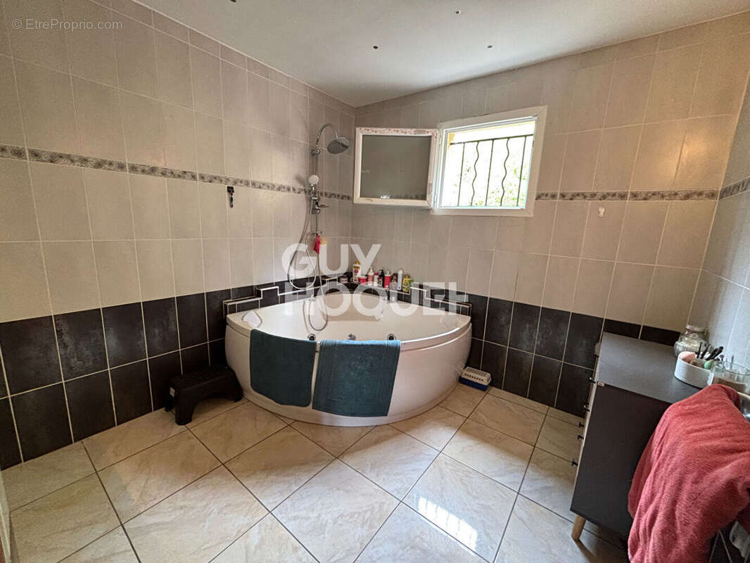 Maison de plain-pied avec dépendance  130 m² habitables sur terrain de 1 416 m²  Aubenas Actuellement louée - photo 6
