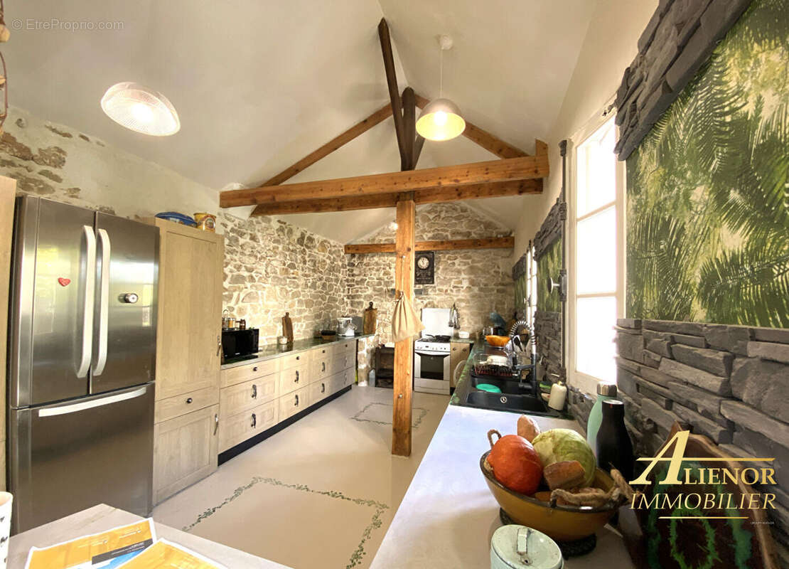 Maison de caractère rénovée avec parc arboré et dépendances - proche Saint-Pardoux-la-Rivière - photo 3