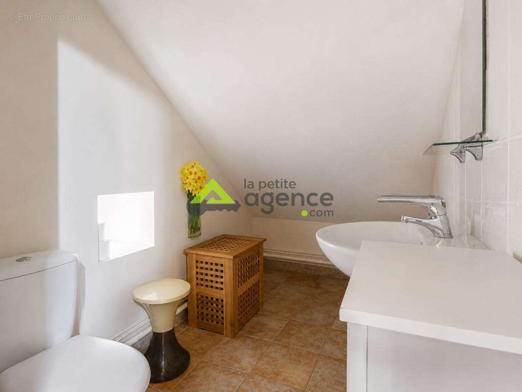 Maison de caractère rénovée avec piscine, sauna et potentiel - photo 12