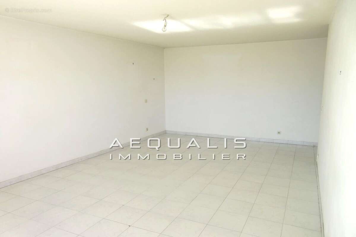 Appartement à SAINT-LAURENT-DU-VAR