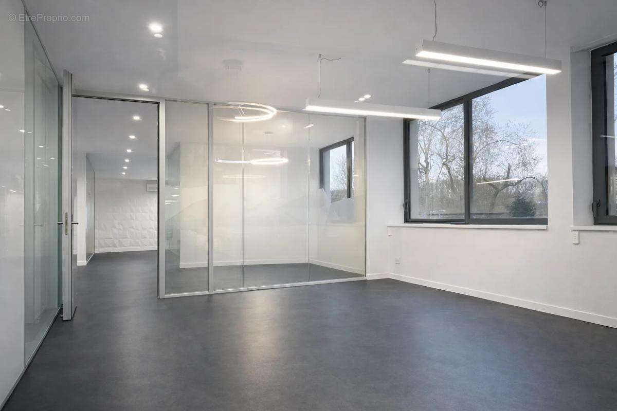 Situés à Rueil sur les bords de Seine et à 13 mins à pied du RER A, ces bureaux aménagés en duplex en RDC et RDJ accès à une trè - photo 7