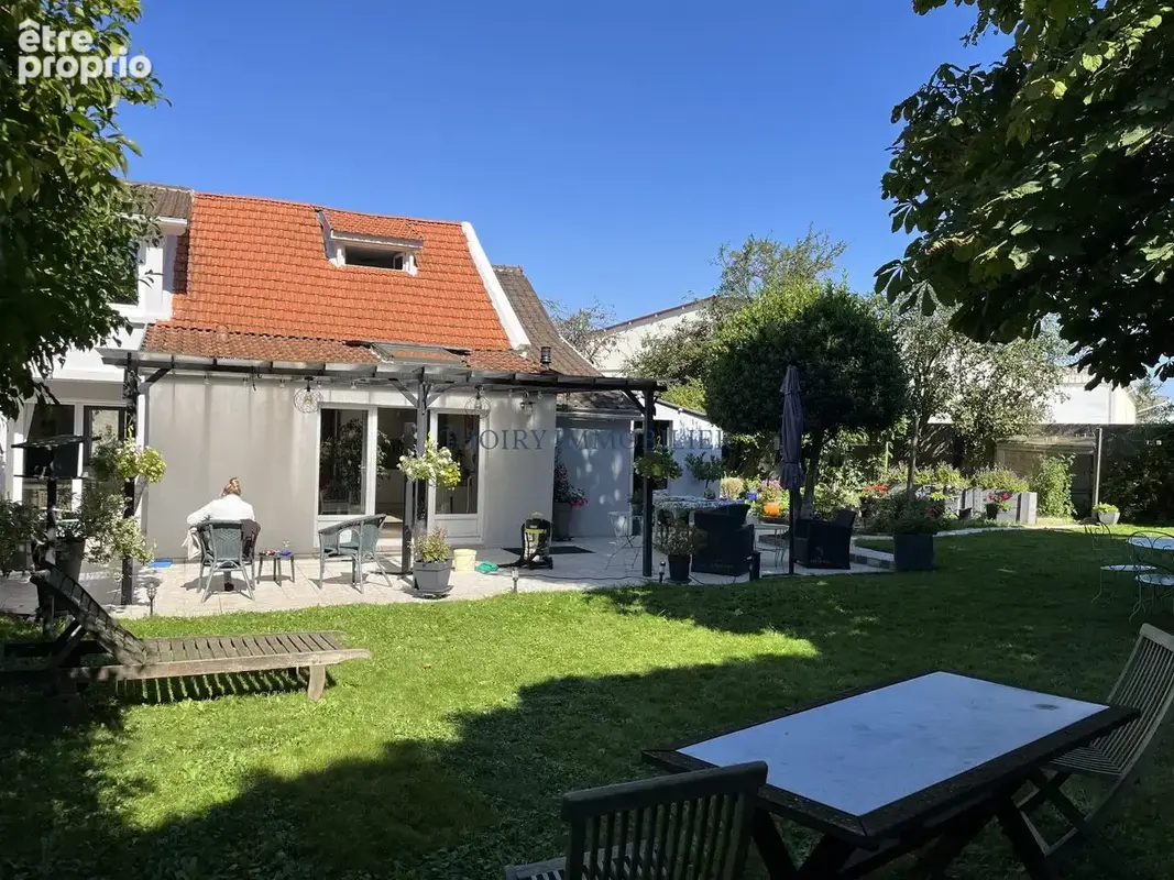 Maison ancienne sur 780 m2 paysagés de 5 pièces principales. - photo 4