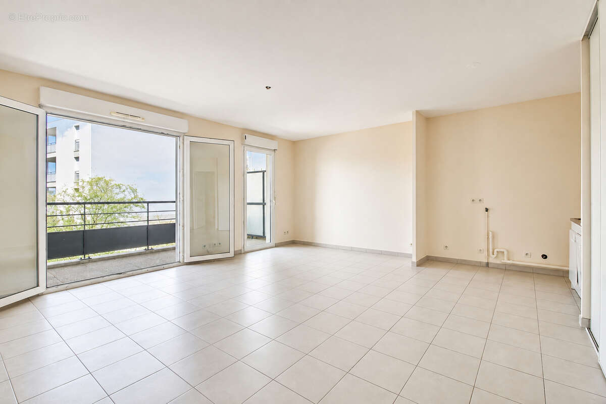Appartement  avec terrasse en hyper-Centre de Meyzieu. - photo 2