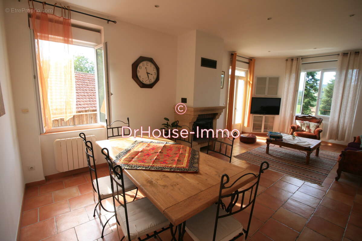 Maison à SAINT-LEON-SUR-VEZERE