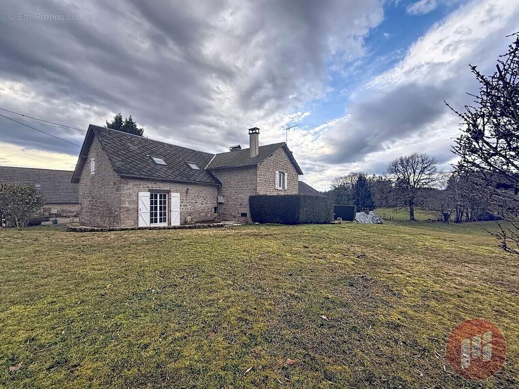 Maison à VITRAC-SUR-MONTANE