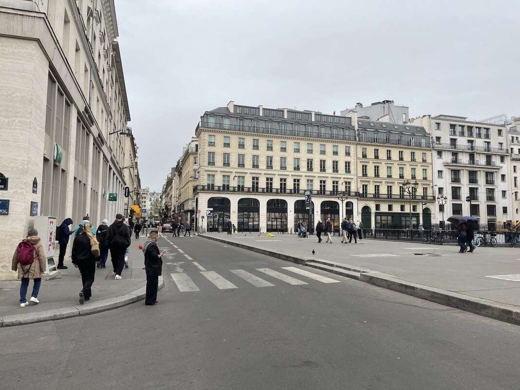 Autre à PARIS-2E