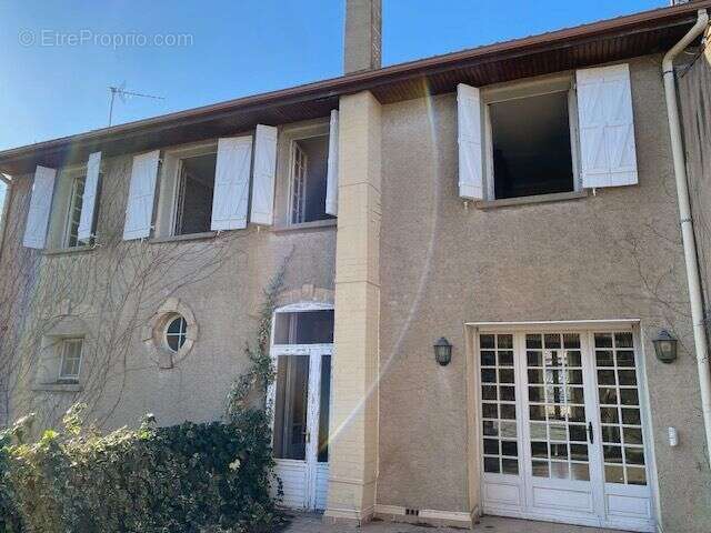 Maison de Maitre avec garage, terrasse et jardin de curé - très beau potentiel !!! - photo 3