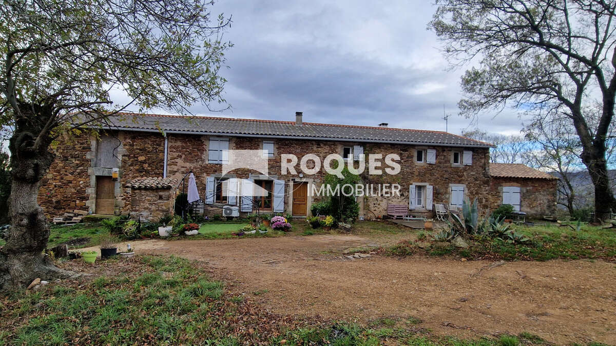 Sud Lodève, propriété en pierre193 m2 habitables plus dépendances, le tout sur 58 ha - photo 4