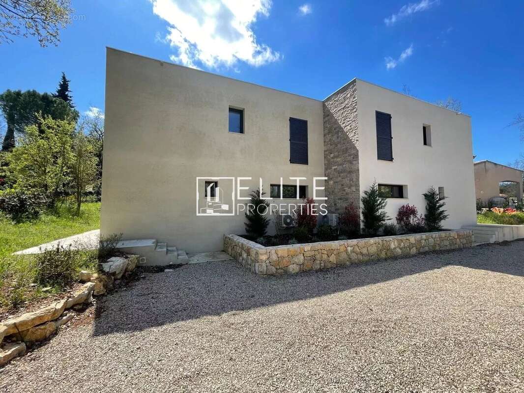 Maison à SAINT-CEZAIRE-SUR-SIAGNE