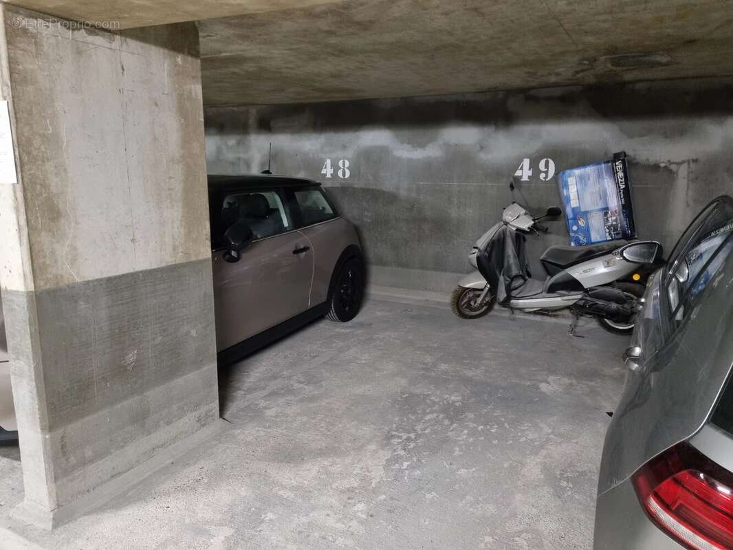 Parking à PARIS-15E