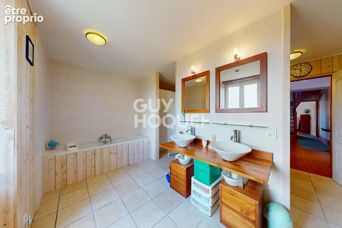 Propriété de charme en pierres apparentes de 273 m² avec dépendances et vue dominante - photo 14