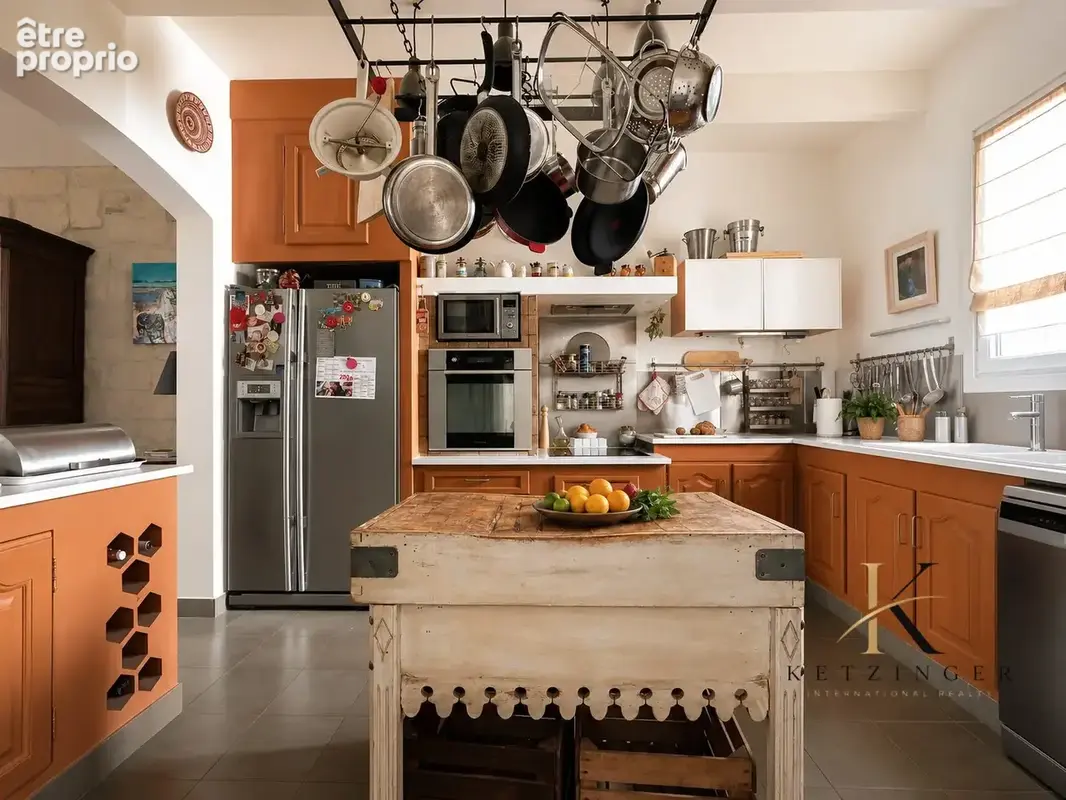 Cuisine moderne et chaleureuse avec îlot