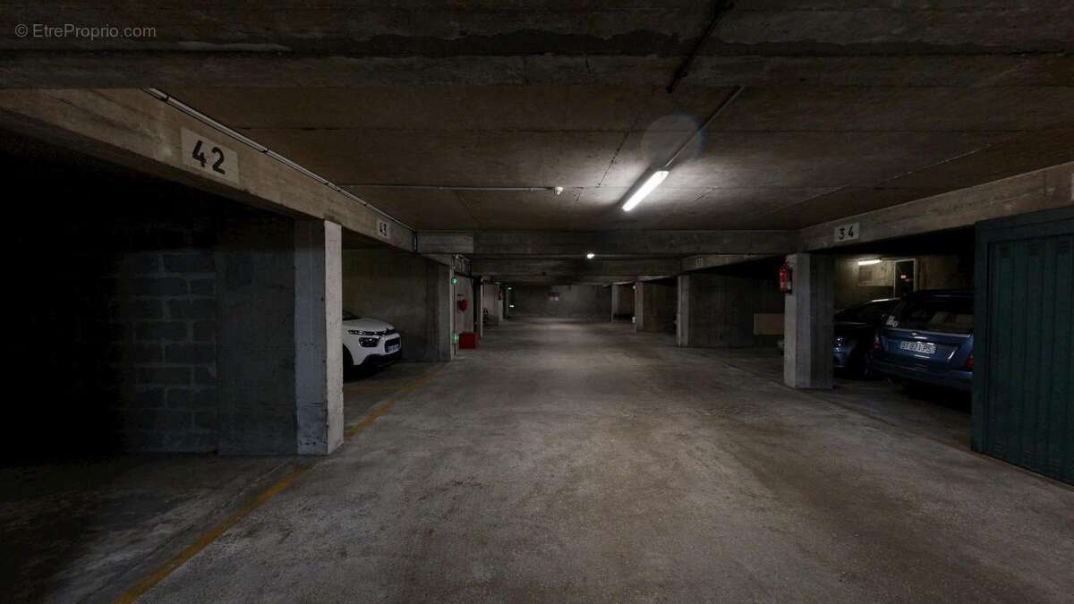 Parking à PARIS-15E