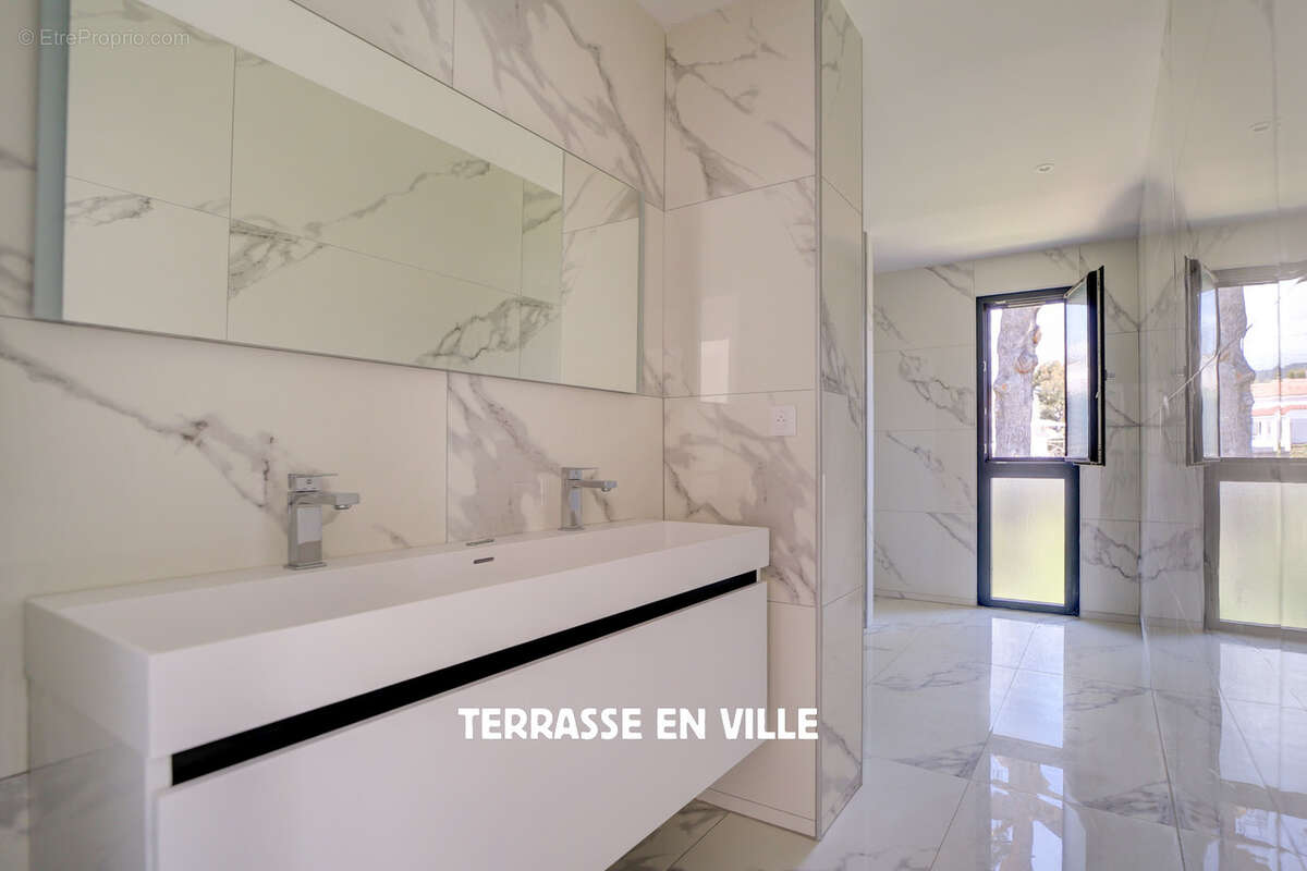 Maison à CEYRESTE