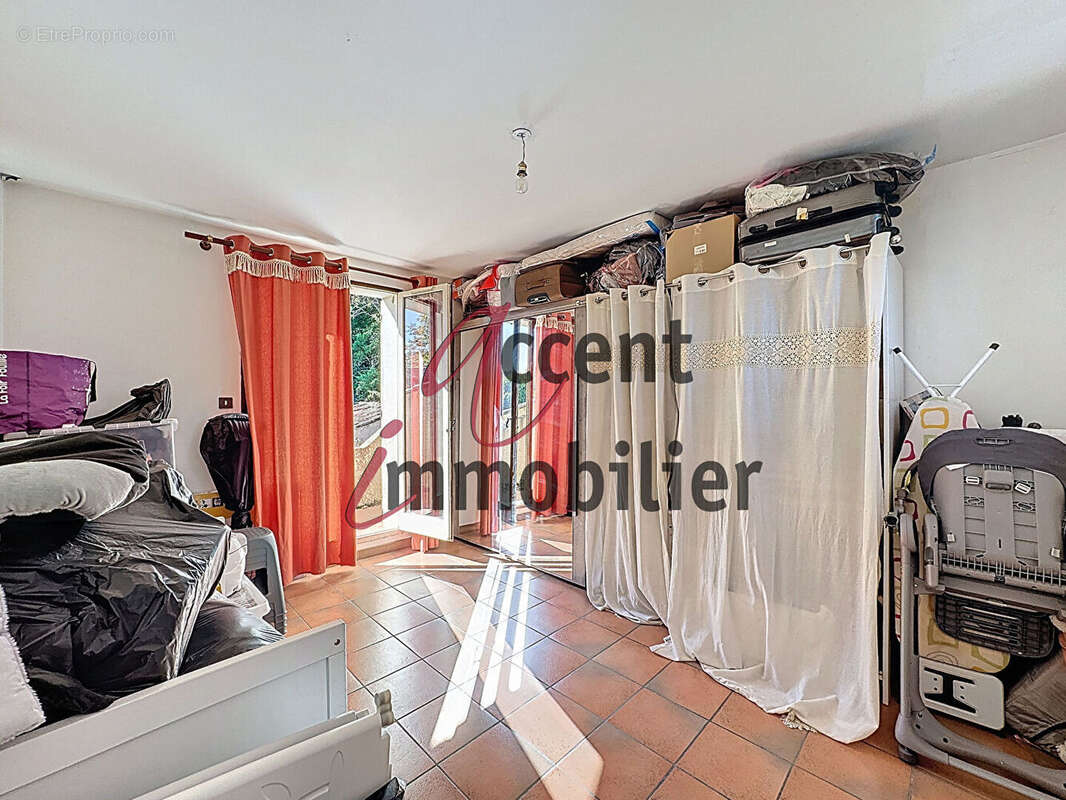 Villa rénovée des années 90 - 130 m² habitables sur jardin de 1115 m². - photo 10