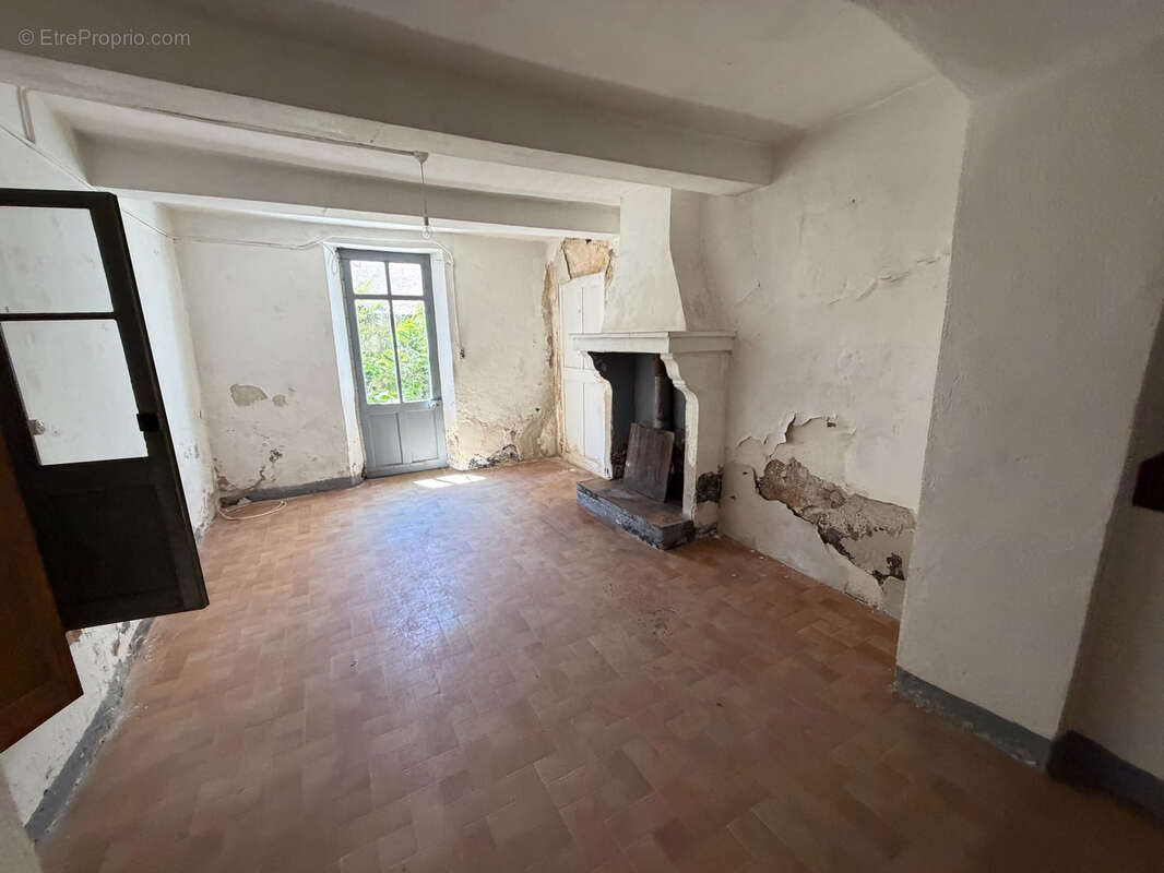 Entrechaux   maison de village à rénover avec cour et garage - photo 4