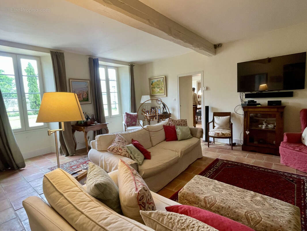 Maison 350 m² à Bouteville  - photo 4