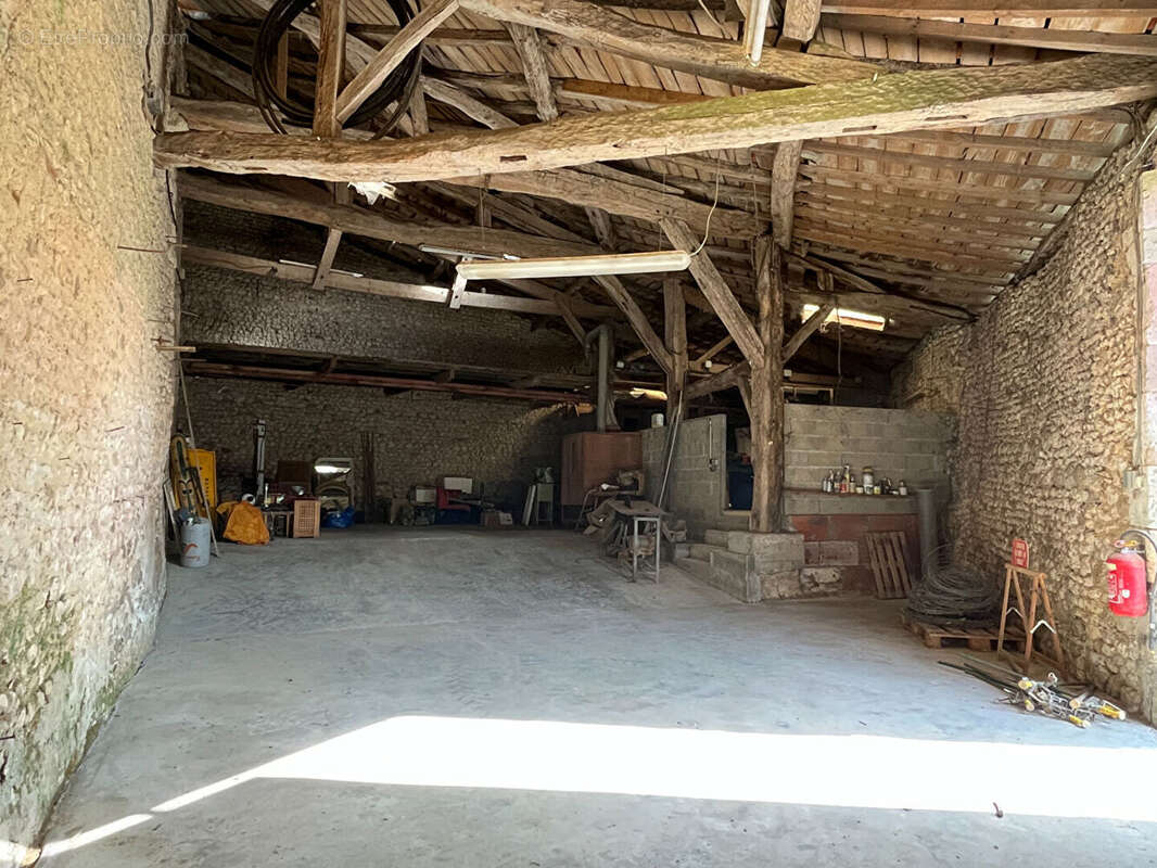 Maison à MONTMOREAU-SAINT-CYBARD