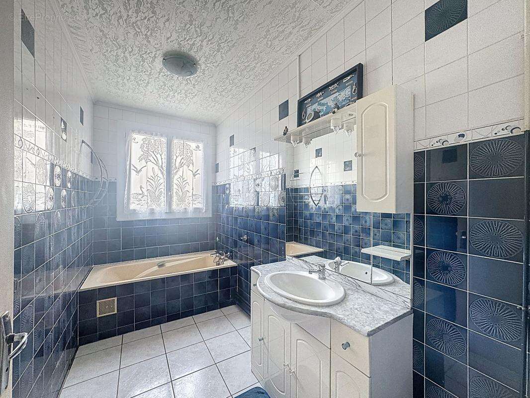 SAINT BONNET PRES RIOM Amateur de bricolage Grange 68m² - Maison 3 chambres - Cour - photo 5