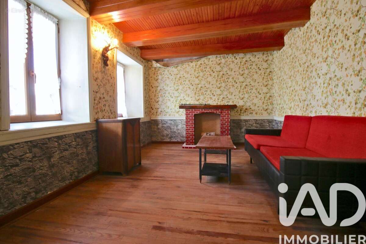 Maison 98 m² à Saint-Bonnet-Le-Bourg  - photo 6