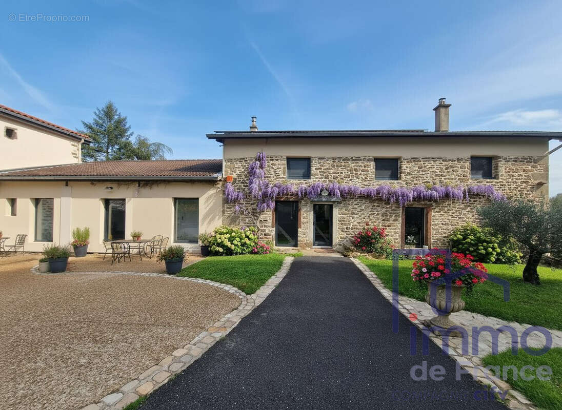 Maison à LA TOUR-EN-JAREZ