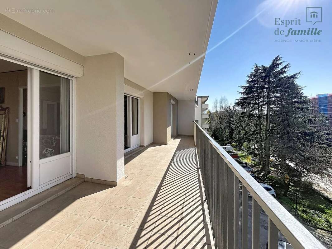 Sainte-Foy-lès-Lyon, T4/5 lumineux de 97 m² avec terrasse et garage - photo 3