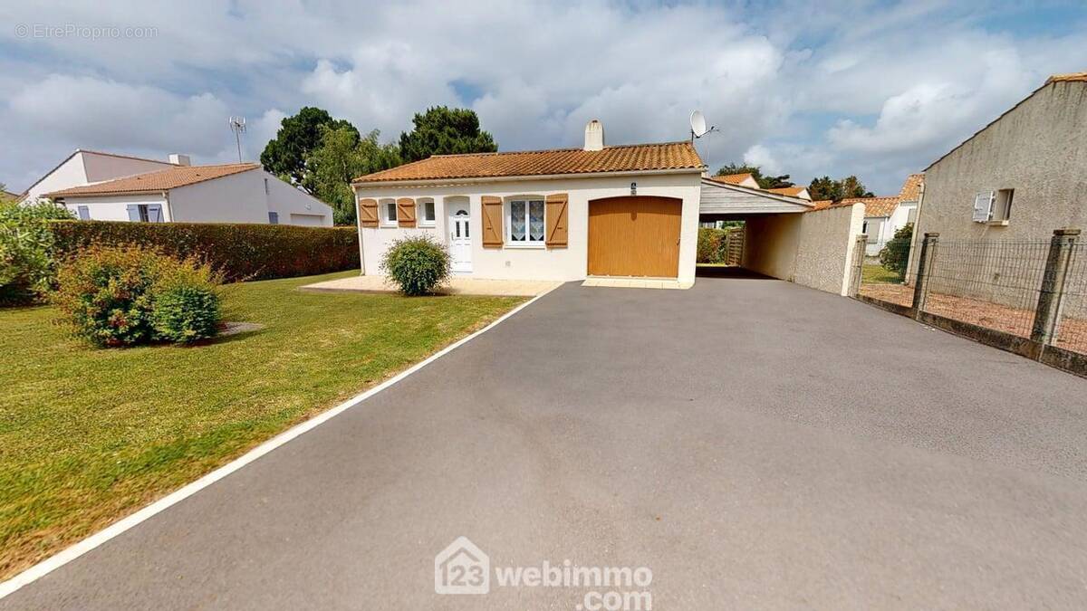 Grande entrée avec garage et carport - Maison à JARD-SUR-MER