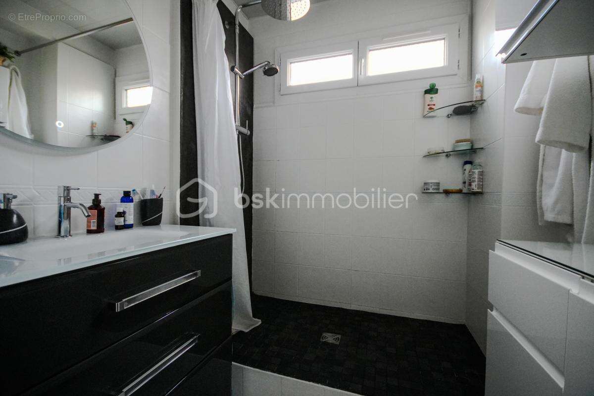 Appartement à LES PAVILLONS-SOUS-BOIS