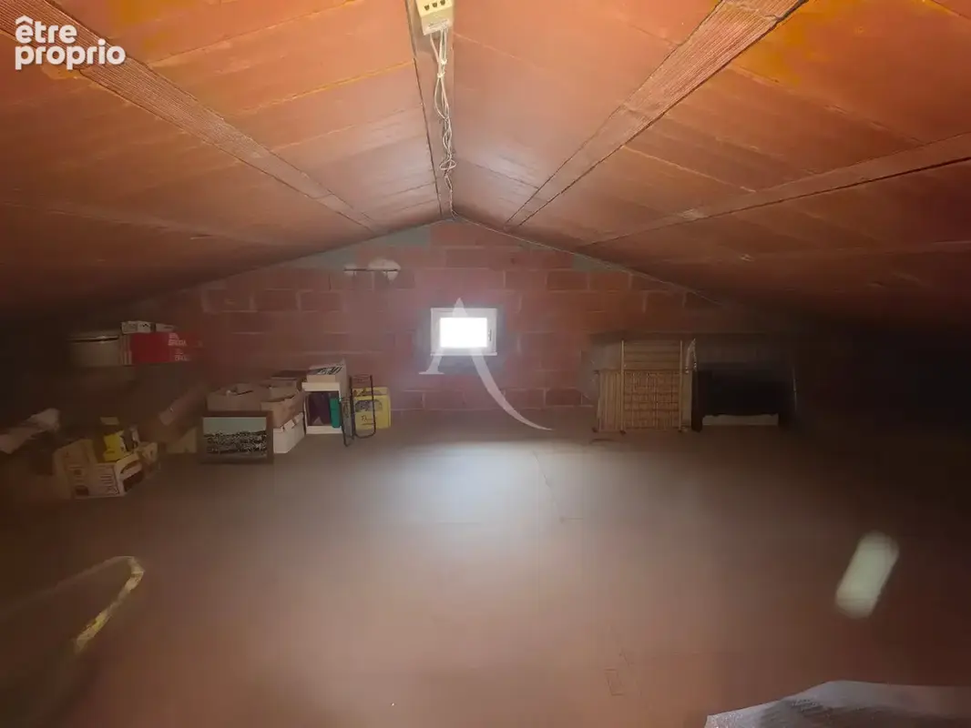 Maison familiale avec jardin sans vis-à-vis et fort potentiel. Horte Neuve - photo 17