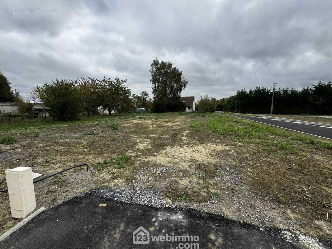 Terrain viabilisé, tous les réseaux sont en place - Terrain à VERSIGNY