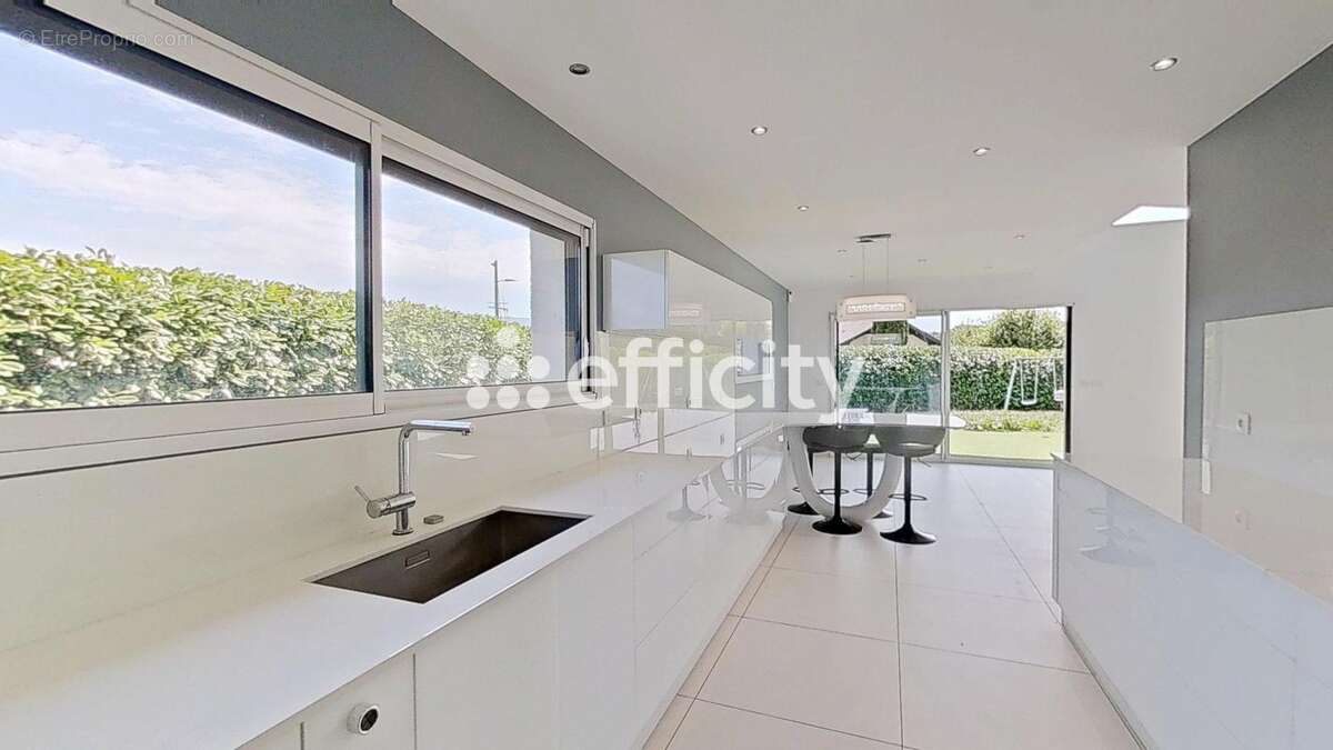 Maison 200 m² à Viry  - photo 2