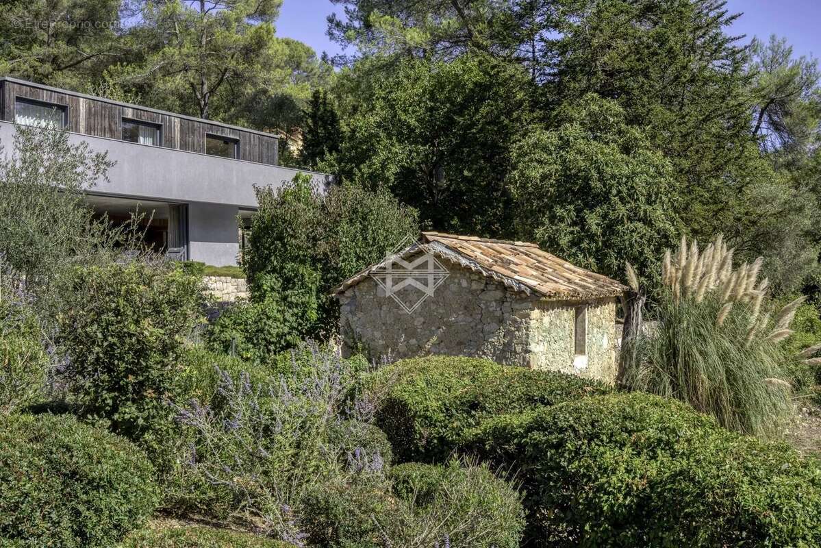 Contemporaine à pied du village - photo 10