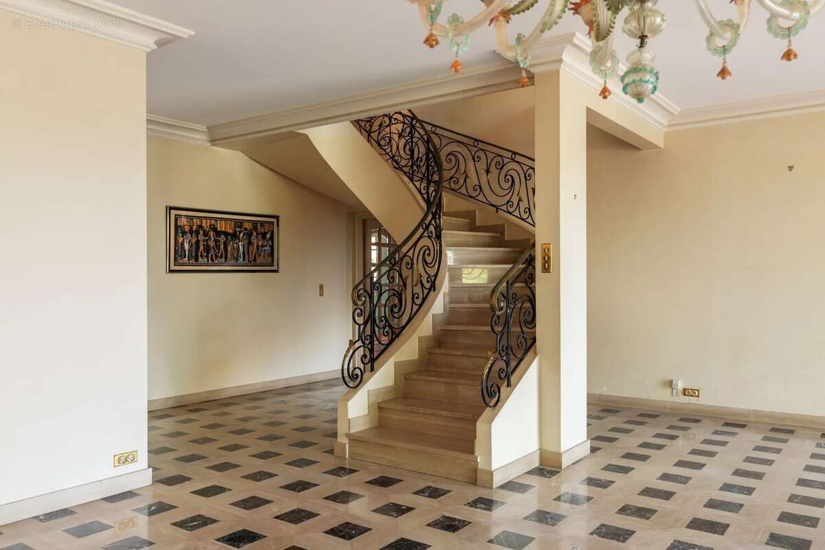 À vendre – Spacieuse villa familiale avec piscine à Saint-Paul de Vence - photo 32